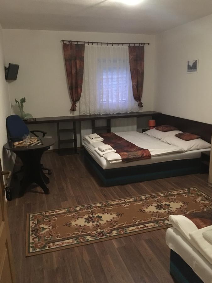 Harrys City Motel Révkomárom Kültér fotó